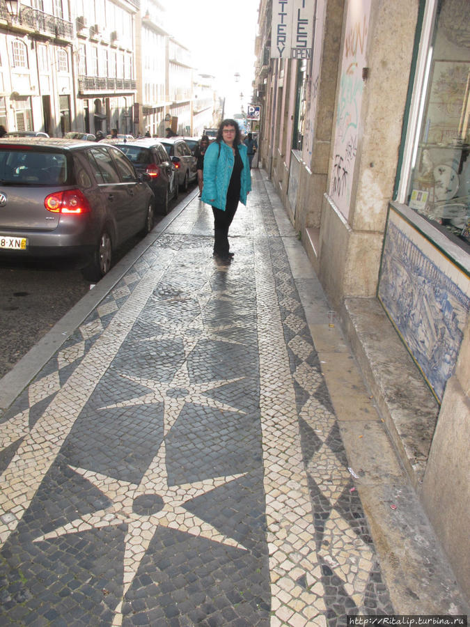 улицы Лиссабона с мозаикой Лиссабон, Португалия