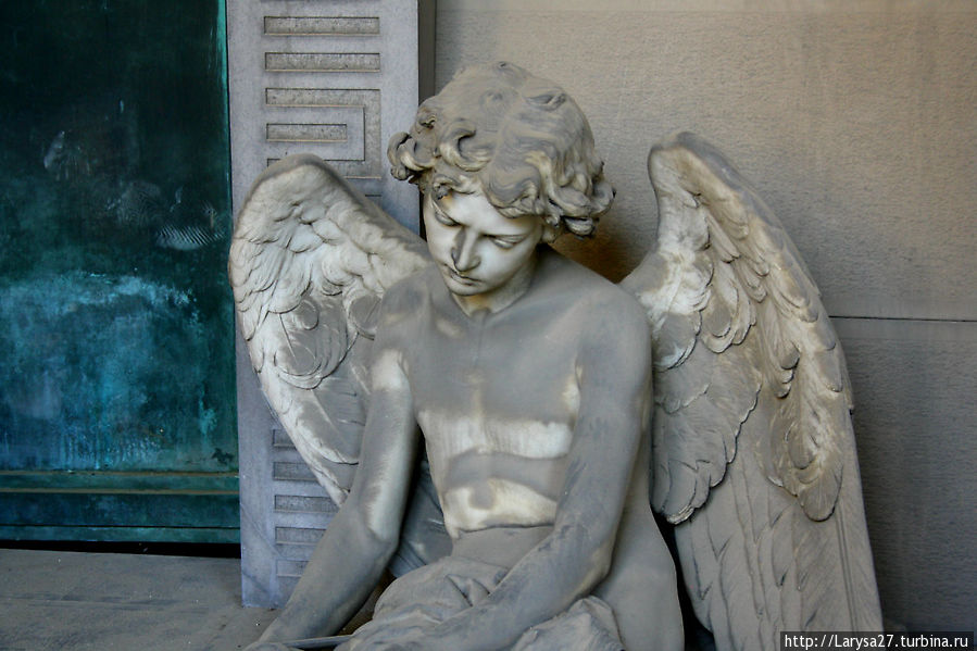 Как хорошо видно, что этот ангел когда-то был белый Генуя, Италия