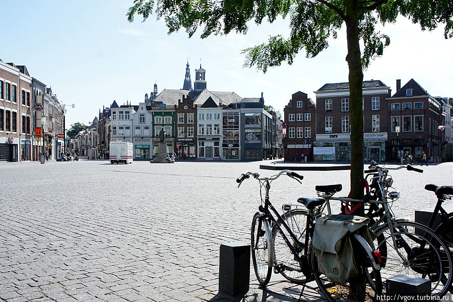 Главная площадь города Хертогенбос, Нидерланды