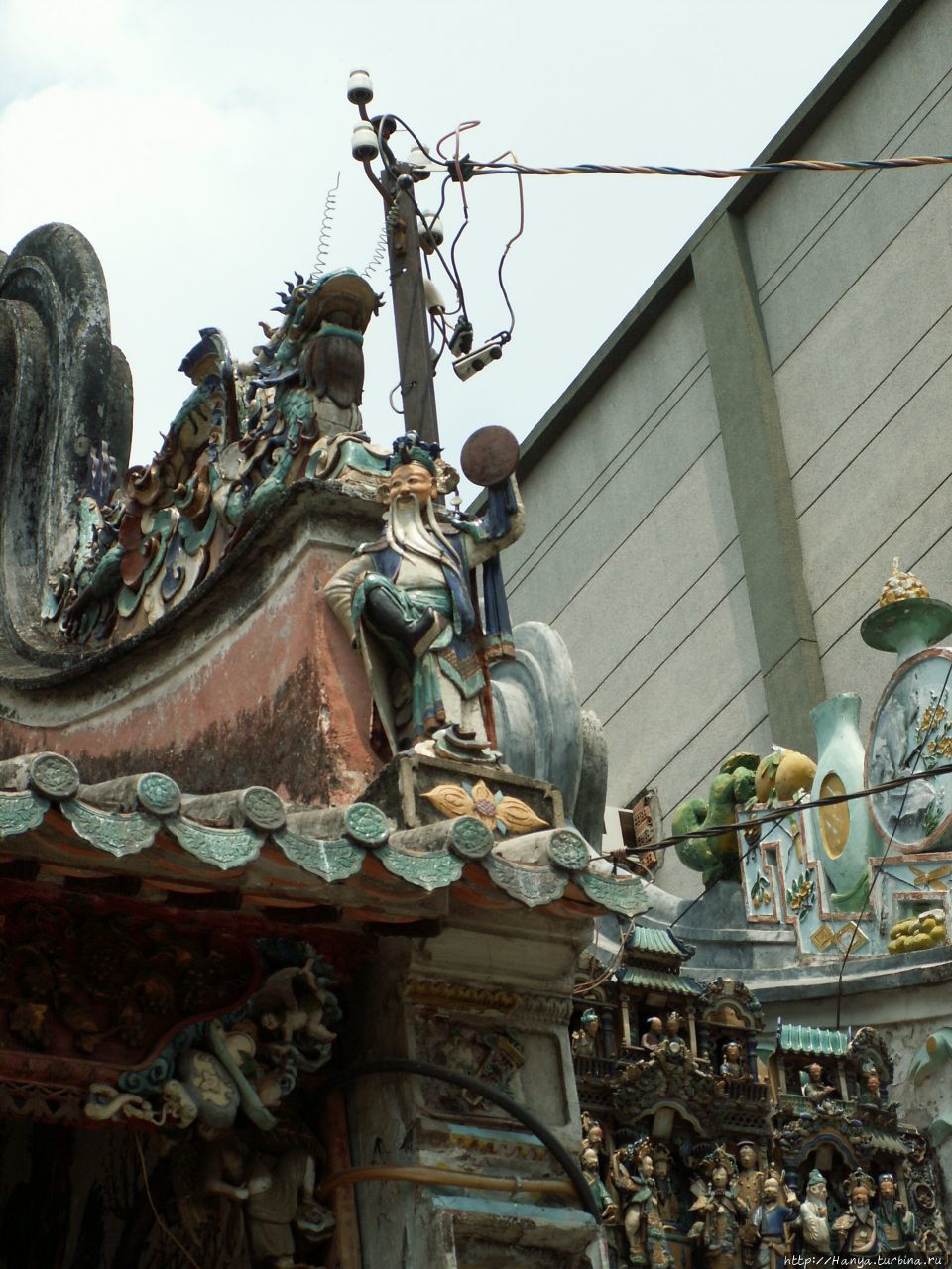 г.Хошимин. Пагода Тхиенхау, или Небесной женщины. Кровля Хошимин, Вьетнам