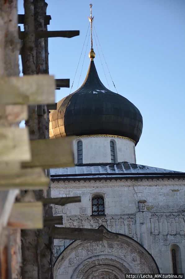 Вид на собор с ступеней Троицкого собора Юрьев-Польский, Россия