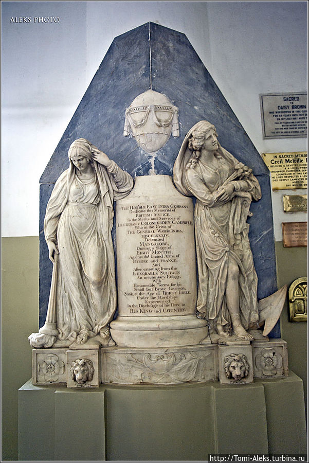 Вникать в смысл этих композиций у нас не было времени — оставим это занятие историка. А мне подчас достаточно и визуального знакомства. Рядом со статуями — много исторической информации. Собор как бы одновременно является и музеем...
* Вникать в смысл этих композиций у нас не было времени — оставим это занятие историка. А мне подчас достаточно и визуального знакомства. Рядом со статуями — много исторической информации. Собор как бы одновременно является и музеем...
*