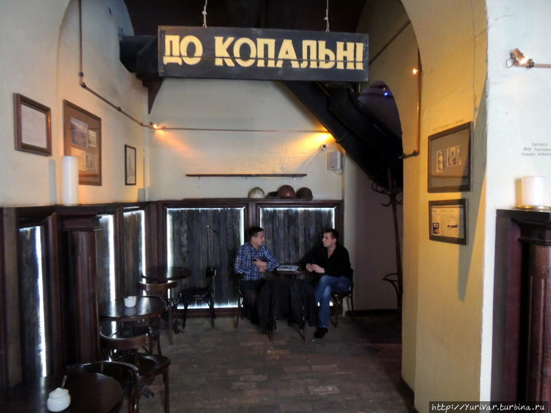 Вход в шахту, в которой добывают кофе Львов, Украина