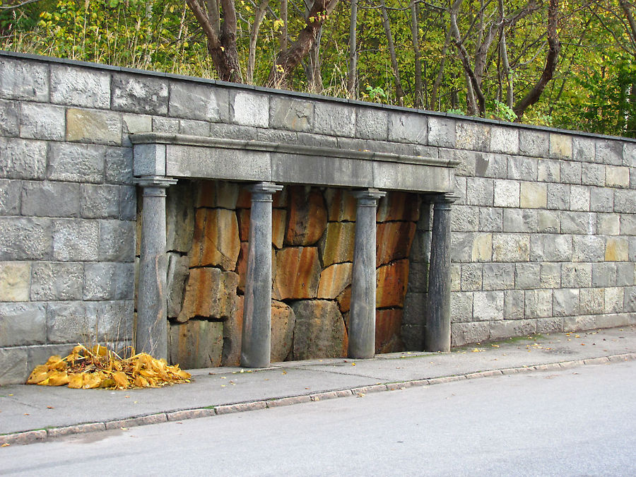 в летнее время нише городской стены возле входа работает фонтан-водопад Стокгольм, Швеция