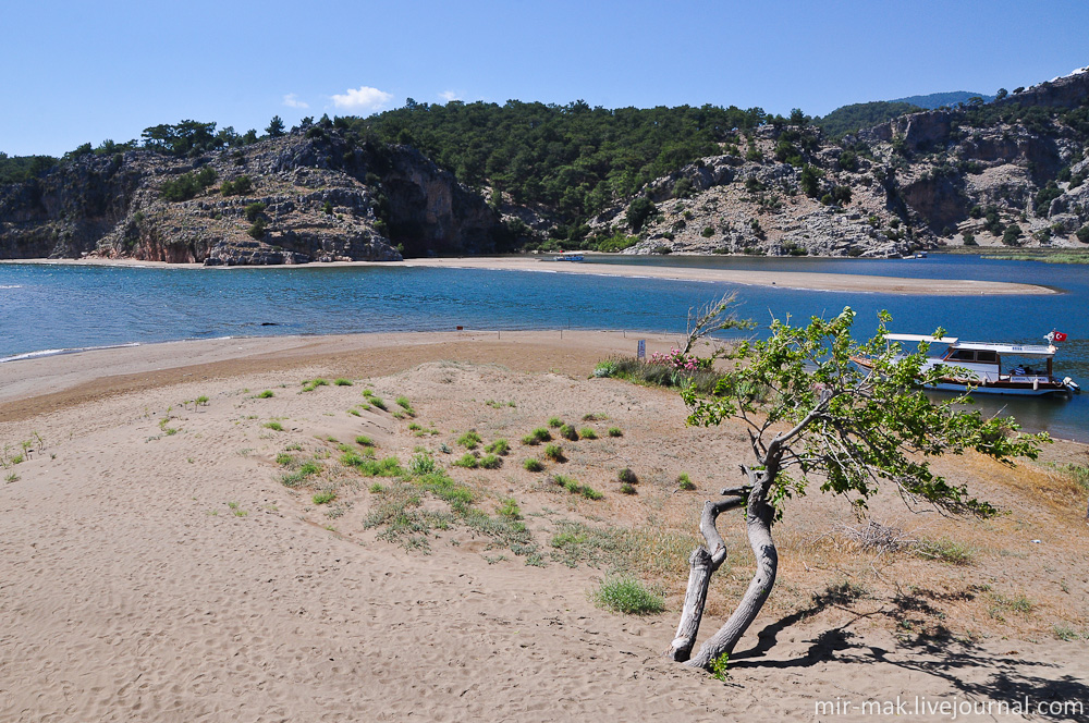 На этом участке река Дальян впадает в море. Дальян, Турция На этом участке река Дальян впадает в море. Дальян, Турция