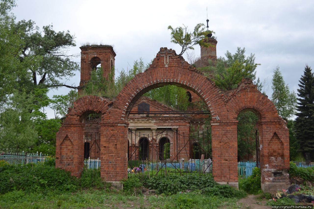 Всехсвятская кладбищенская церковь Крапивна, Россия