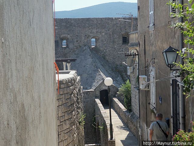 Город окружен  башнями и крепостными стенами, которые венчает хорошо сохранившаяся Канли Кула (Кровавая башня), в период турецкого владычества служила в качестве тюрьмы. Херцег-Нови, Черногория