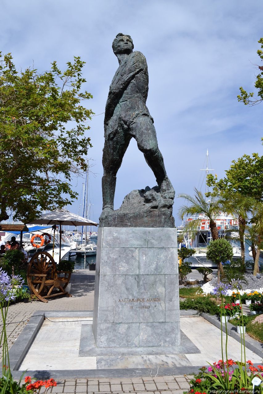 Памятник Александру Дьякосу Родос, остров Родос, Греция