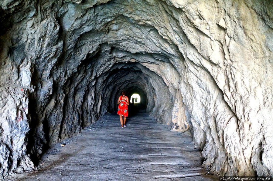 Этот тоннель расположен чуть выше  и правее  основного. Служил для прохода при строительстве  плотины. Озеро Оймапинар и Зеленый Каньон, Турция