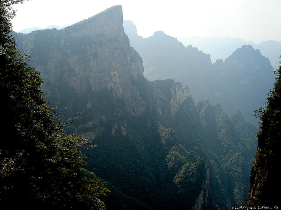 Тяньмэньшань (Горы Небесных Врат). Абсолютная прозрачность воздуха, говорят, бывает после дождя. Но в сентябре 2010 его не было Чжанцзяцзе Национальный Лесной Парк (Парк Аватар), Китай