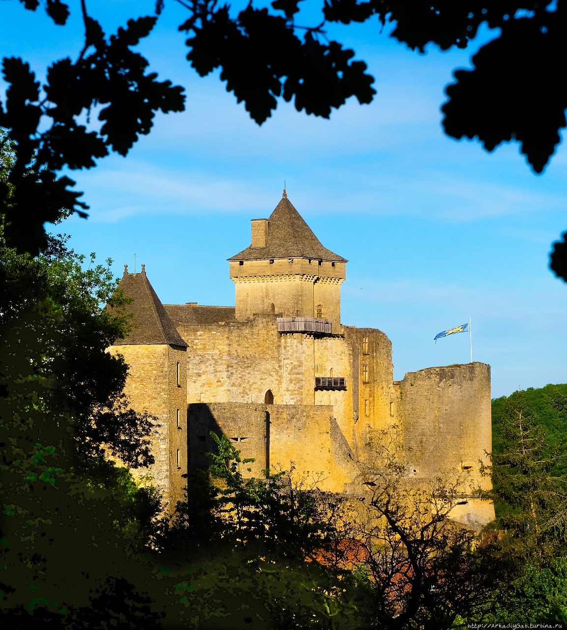 Над Дордонь-рекой в замках кружеве Бенак-э-Казнак, Франция