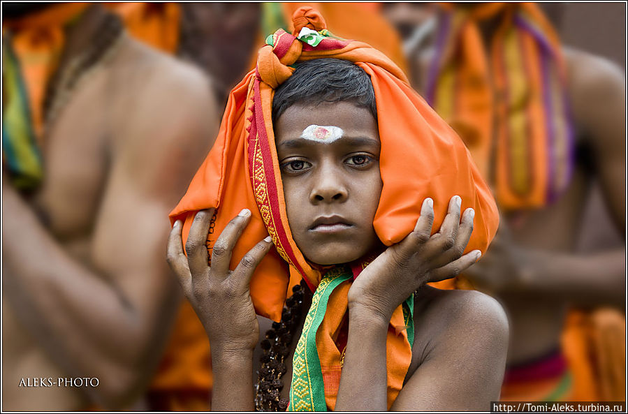 Судя по объяснению знающих людей, — на лбу мальчика разновидность шиваитской тилаки. На принадлежность к шиваитам указывают и рудракши на шее мальчика( бусы из семян особого дерева). Только вот почему у него этот странный мешок на голове пока выяснить не удалось. Группа молодых людей разного возраста вот в таких одеяниях стояла на берегу Ганга и готовилась к священному обряду...
* Варанаси, Индия Судя по объяснению знающих людей, — на лбу мальчика разновидность шиваитской тилаки. На принадлежность к шиваитам указывают и рудракши на шее мальчика( бусы из семян особого дерева). Только вот почему у него этот странный мешок на голове пока выяснить не удалось. Группа молодых людей разного возраста вот в таких одеяниях стояла на берегу Ганга и готовилась к священному обряду...
* Варанаси, Индия
