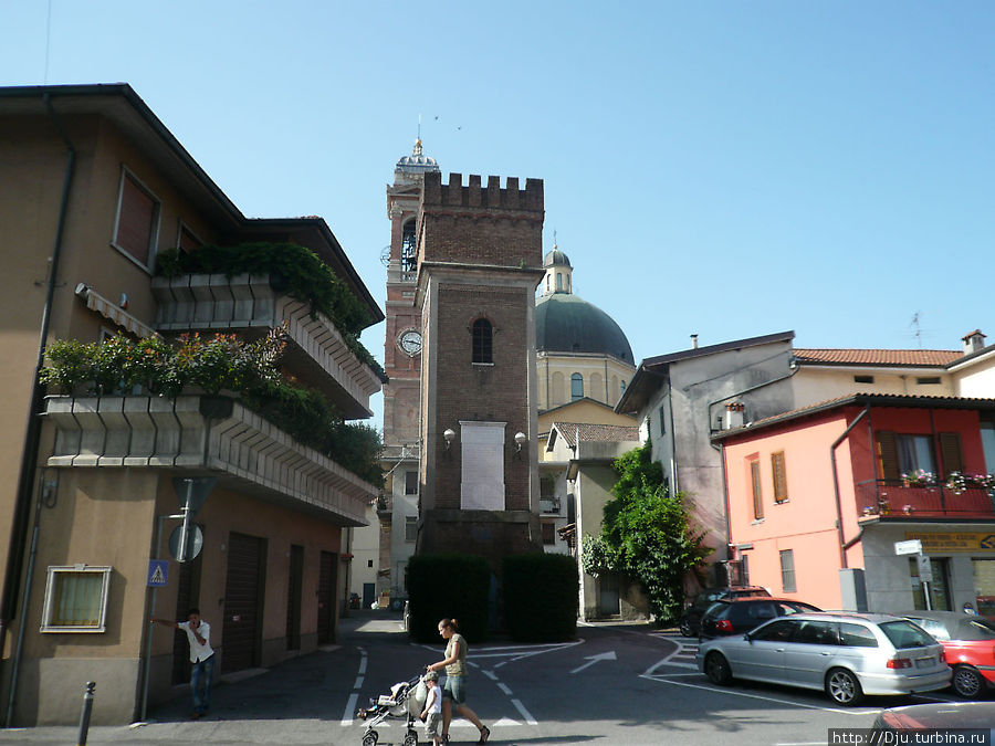 Старая башня водопровода и церковь San Giorgio. Больтьере, Италия