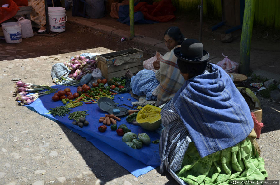 Продажа местных продуктов у причала, озеро Титикака Перу