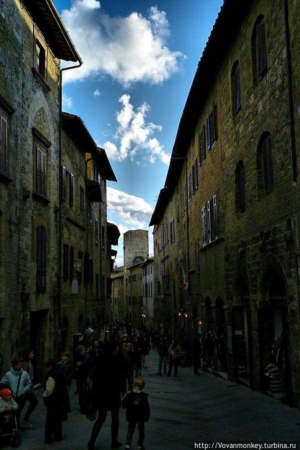 По улице Сан-Джованни. Башня Фикерелли По улице Сан-Джованни. Башня Фикерелли