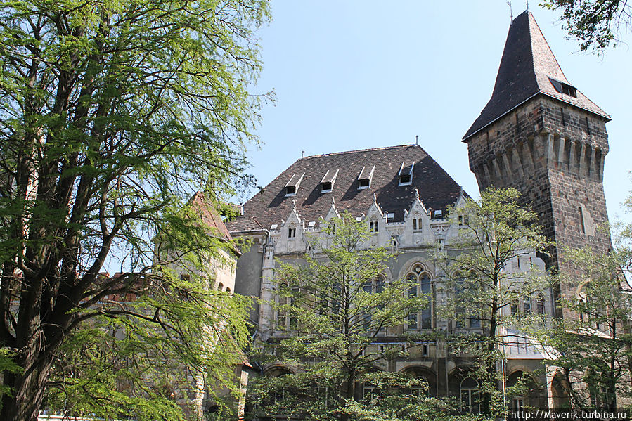 Комплекс был построен в 1896 году из дерева, а в 1904 году его увековечили в камне. Комплекс был построен в 1896 году из дерева, а в 1904 году его увековечили в камне.