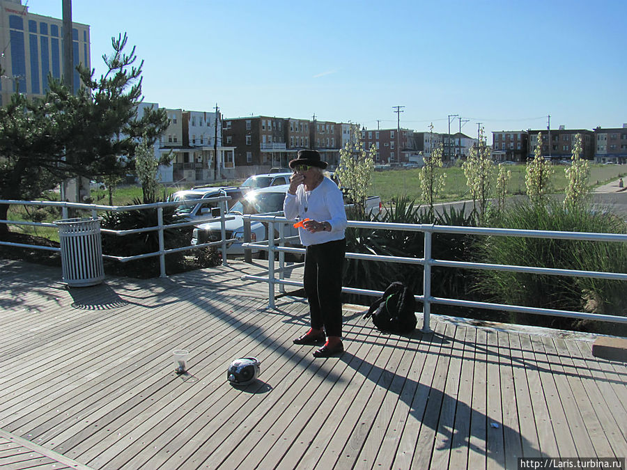 Развеселая бабулька — фанатка Майкла Джексона пелаего песни и пыталась копировать Развеселая бабулька — фанатка Майкла Джексона пелаего песни и пыталась копировать