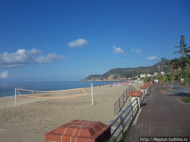 Мягкий золотистый песок пляжа Клеопатры,который якобы был привезен Антонием из Египта. Мягкий золотистый песок пляжа Клеопатры,который якобы был привезен Антонием из Египта.