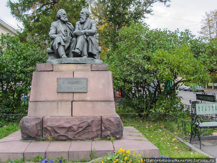 Увидев этот памятник издалека, я подумал, что это братские карел и фин, но оказались просто Маркс и Энгельс. Петрозаводск, Россия