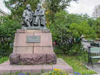 Увидев этот памятник издалека, я подумал, что это братские карел и фин, но оказались просто Маркс и Энгельс.