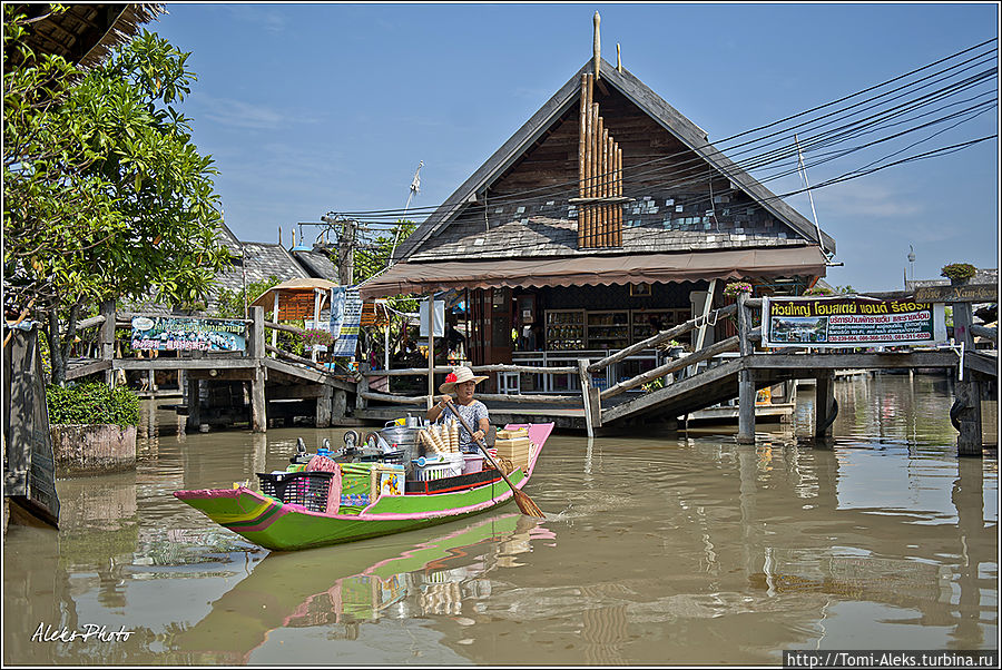 Туристы ходят здесь по мостикам между каналами, а лодки плавают внизу...
* Паттайя, Таиланд