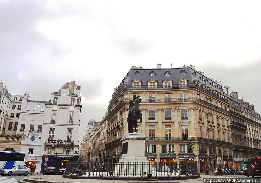 Площадь Виктуар с конной статуей Людовика XIV. Париж, Франция