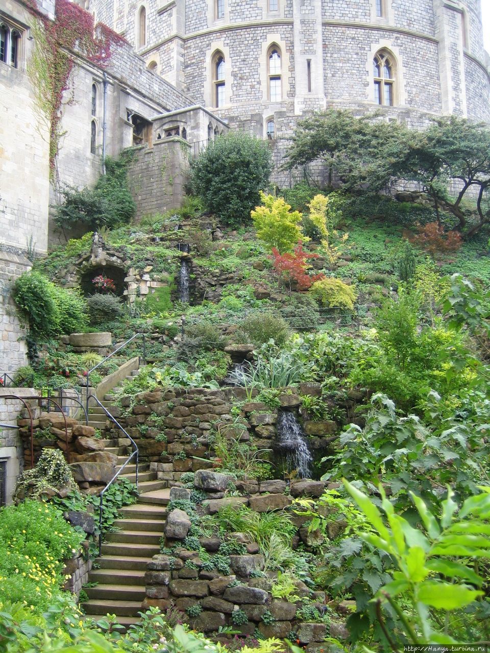 Укромный сад около Круглой Башни в Виндзоре Виндзор, Великобритания