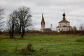 Справа — Козьмодемьянская церковь (XVIII в.) — «летняя». Слева — Крестовоздвиженская церковь (1696) — «зимняя».