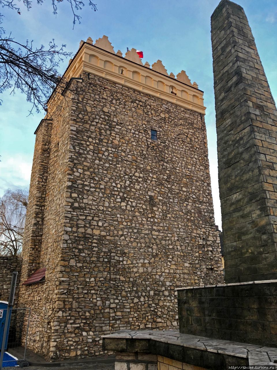 Городские стены с башней Верхних ворот XIV века Крапковице, Польша