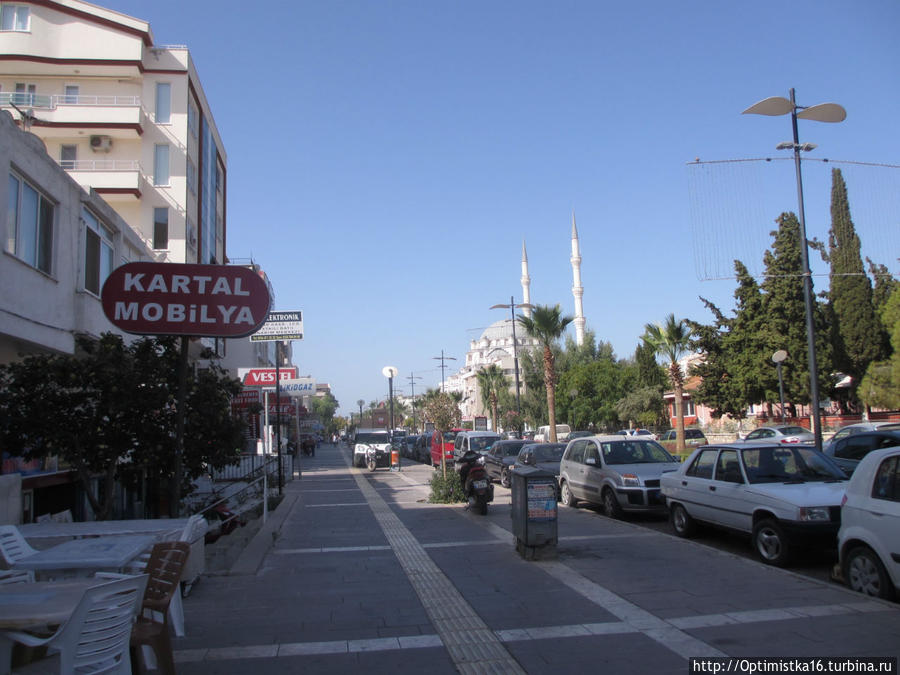 Одна из центральный улиц — улица Республики Дидим, Турция
