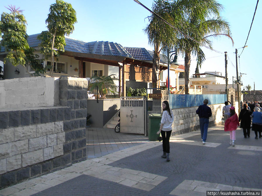 Тротуары выложены бело-черными камнями Кфар-Кама, Израиль