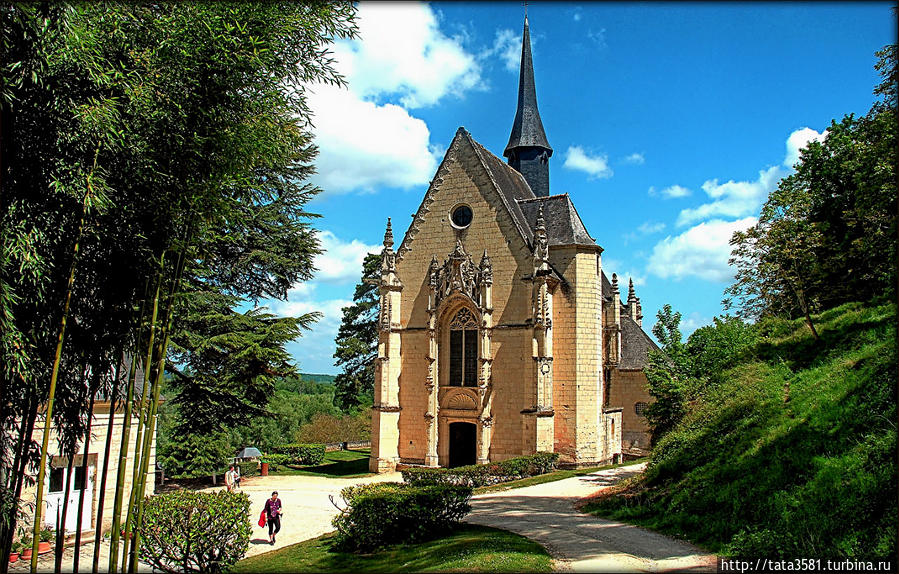 К достопримечательностям замка Юссэ относят и уникальную готическую церковь. В ней располагается ценная скульптура Девы Марии. Риньи-Усе, Франция