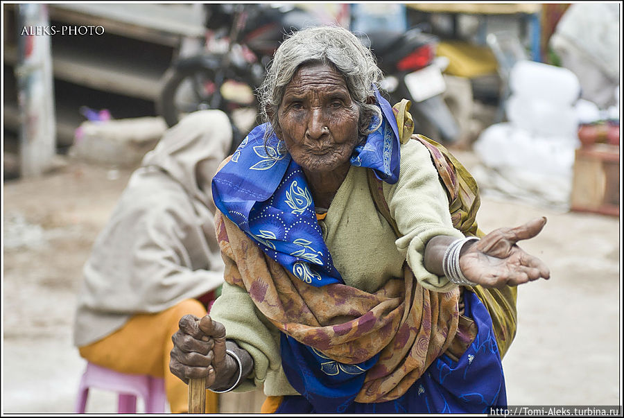 Попрошайки в Варанаси. Об этом городе я еще буду подробно рассказывать в серии заметок. В нем сосредоточено огромное количество нищих всех мастей, которые кормятся за счет подаяний туристов...
* Попрошайки в Варанаси. Об этом городе я еще буду подробно рассказывать в серии заметок. В нем сосредоточено огромное количество нищих всех мастей, которые кормятся за счет подаяний туристов...
*