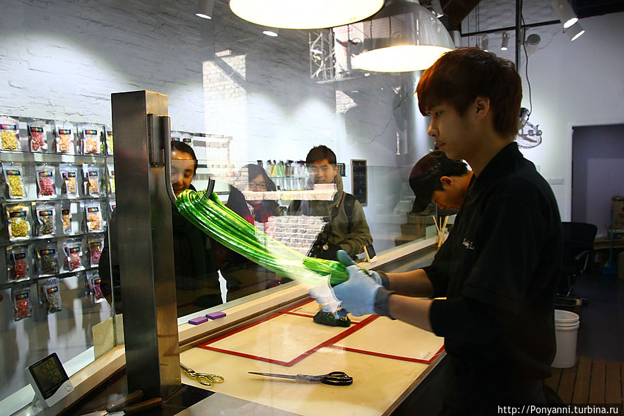 Процесс изготовления карамели превращен в небольшой аттракцион Процесс изготовления карамели превращен в небольшой аттракцион