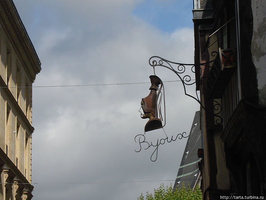 Такие витиеватые вывески повсюду. Такие витиеватые вывески повсюду.