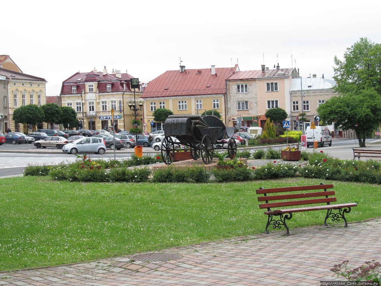 Памятник на Рынке. Карета символизирует музей карет, который находится в замке. Ланьцут, Польша