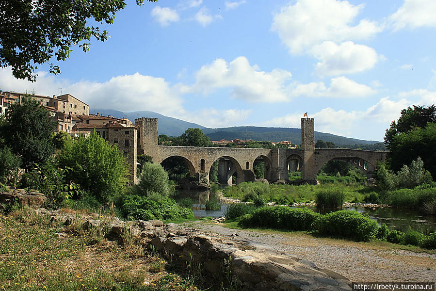 Старый романский мост Бесалу в летнем антураже