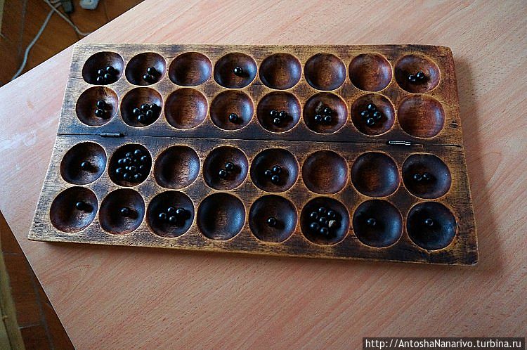 Традиционная игра игисоро, похожа внешне на нарды, но правила совершенно иные Нйанза, Руанда Традиционная игра игисоро, похожа внешне на нарды, но правила совершенно иные Нйанза, Руанда