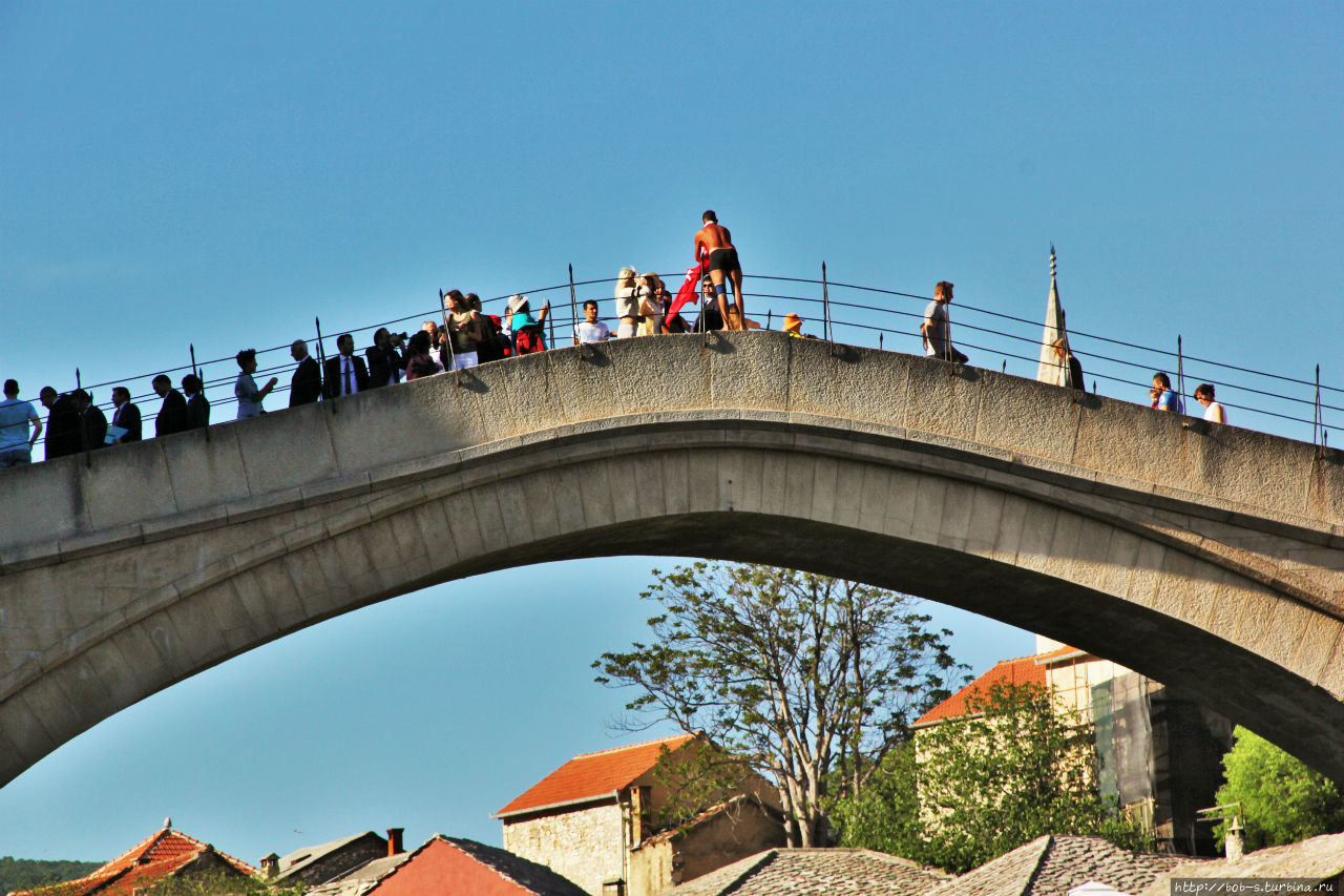 Летом парни ныряют с моста в холодную Неретву. Это тоже как символ и достопримечательность Мостара и самого моста. Тут покрасовался перед турками,  взбудоражил народ и ушёл... Мостар, Босния и Герцеговина