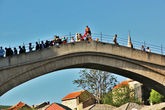 Летом парни ныряют с моста в холодную Неретву. Это тоже как символ и достопримечательность Мостара и самого моста. Тут покрасовался перед турками,  взбудоражил народ и ушёл...