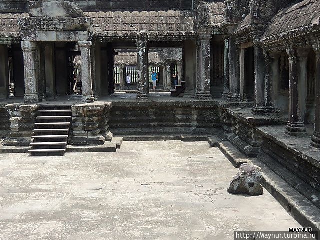 Храм весь состоит из прямых залов и углов.Все в нем по четыре и направлено строго по сторонам света. Храм весь состоит из прямых залов и углов.Все в нем по четыре и направлено строго по сторонам света.