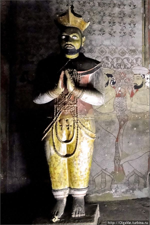 Соседний храм 18 века своим рождением обязан королю Шри Викрама Раджасинхи, последнему правителю Канди. Его статуя украшает пещеру Маха Алут Вихарая. Дамбулла, Шри-Ланка