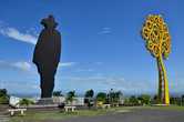 Памятник Сандино на холме. А желтые деревья по всему Манагуа — это проект жены Даниэля Ортеги в память об Уго Чавесе