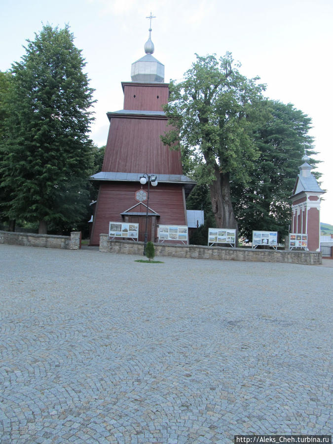 Костел святых Петра и Павла построен в 1612 г. Костел деревянный, срубной конструкции, шалюемый и укрыт железом. Крыница-Здруй, Польша