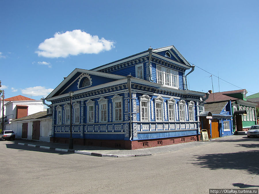 Жилой дом с интерьерами Г.С. Красавина — М.И. Гришаева (конец 19 века). Богато декорирован пропильной накладной резьбой. Жилой дом с интерьерами Г.С. Красавина — М.И. Гришаева (конец 19 века). Богато декорирован пропильной накладной резьбой.