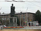 Президент России Борис Ельцин присутствовал в 1993 году на открытии этого памятника основателю Ярославля князю Ярославу Мудрому. А изображение памятника присутствует на 1000-рублёвой купюре.