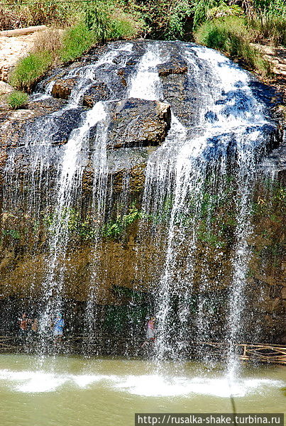 Внизу, под Внизу, под