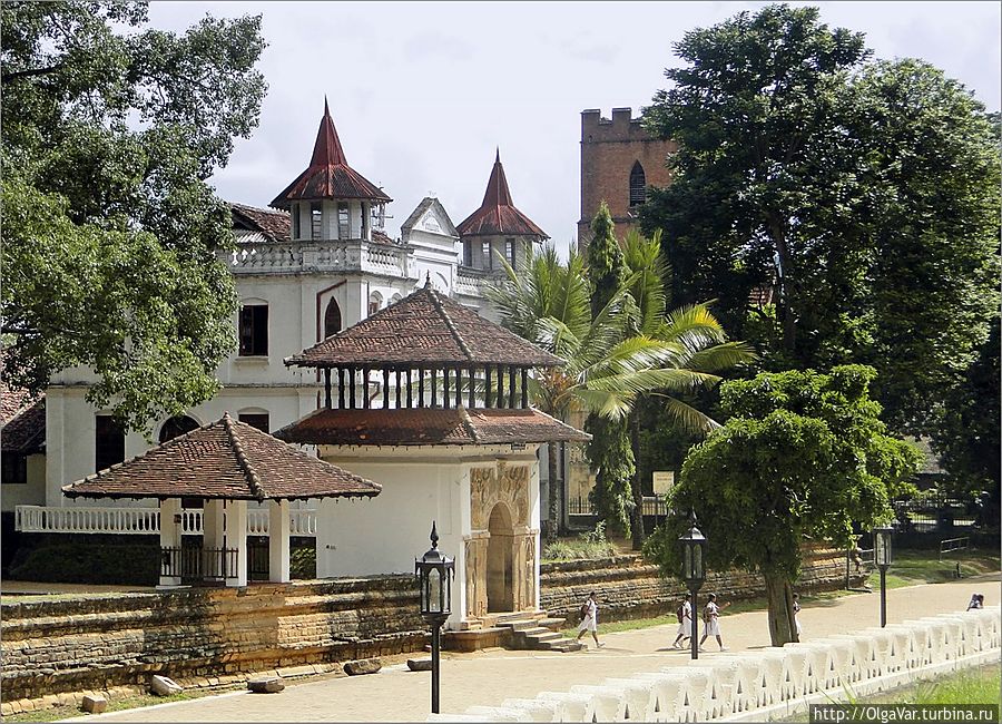 *Вид на монастырский комплекс со стороны королевского дворца Канди, Шри-Ланка