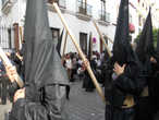 участники процессии, одетые в специальную тунику (la tunica) и (el capirote)-высокий головной убор с прорезями для глаз