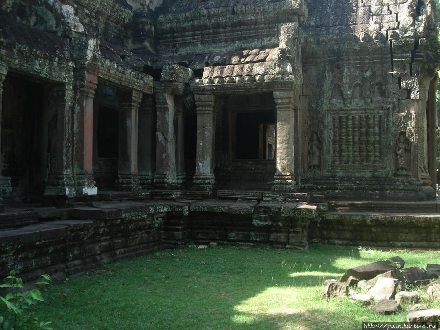 16. Западная гопура третьей стены. И гопуру, и террасу совсем недавно отреставрировали. Ангкор (столица государства кхмеров), Камбоджа